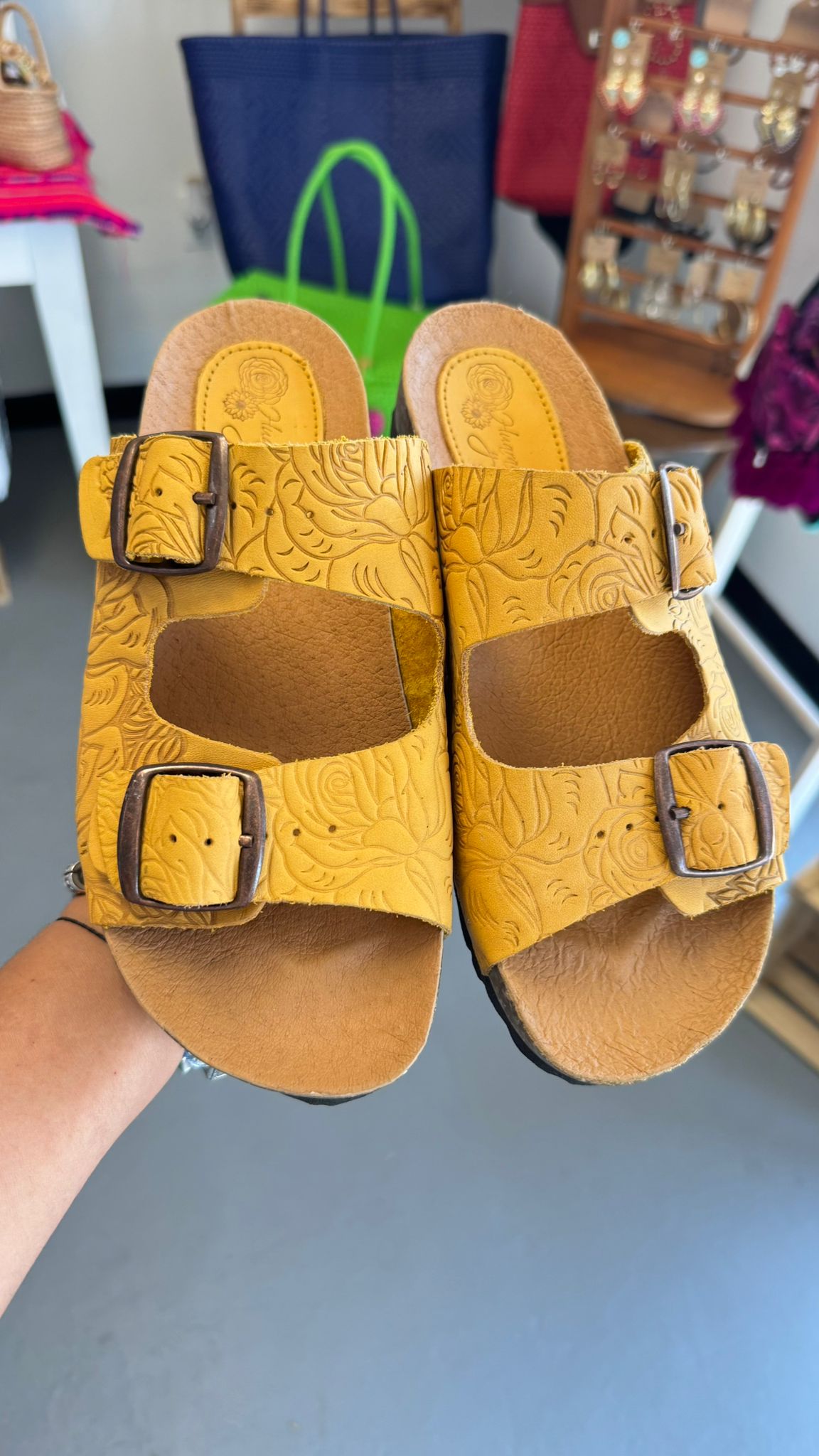 Doble hebilla en piel amarilla