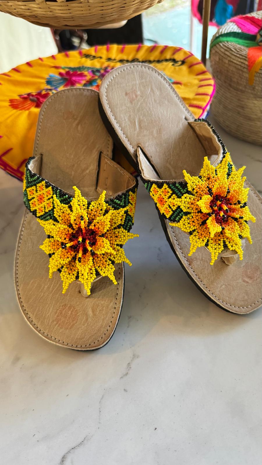 Sandalias planas con bordado de chaquira naranja 🍁👡 – Estilo boho con toques tradicionales, elaboradas en Ocala, Orlando, Florida.