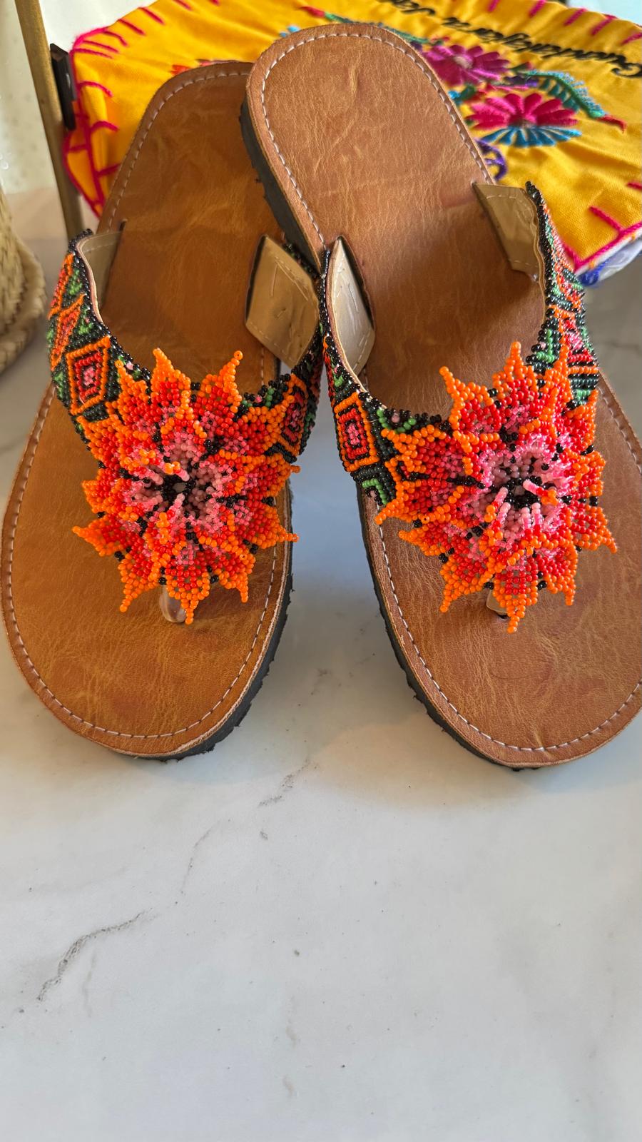 Sandalias planas con flores de chaquira amarillas 🌞👣 – Perfectas para un día soleado con un estilo artesanal en Ocala, Orlando, Florida.