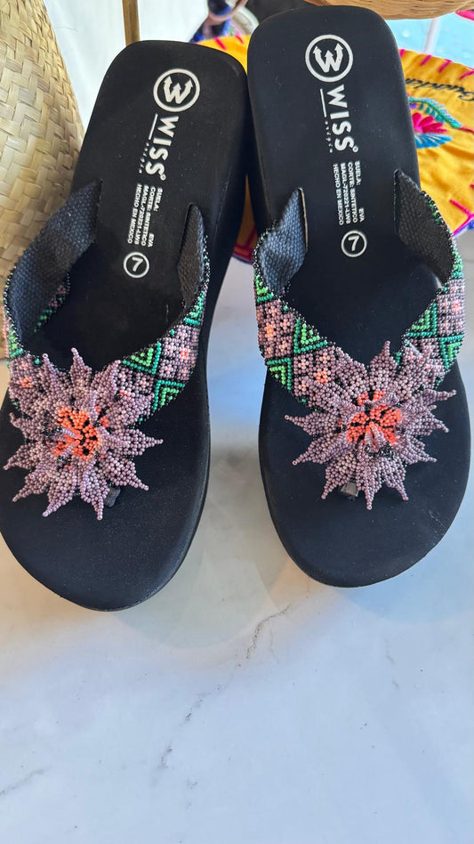 Sandalias de plataforma negras con detalles en chaquira morada y naranja en Ocala 🌸🖤