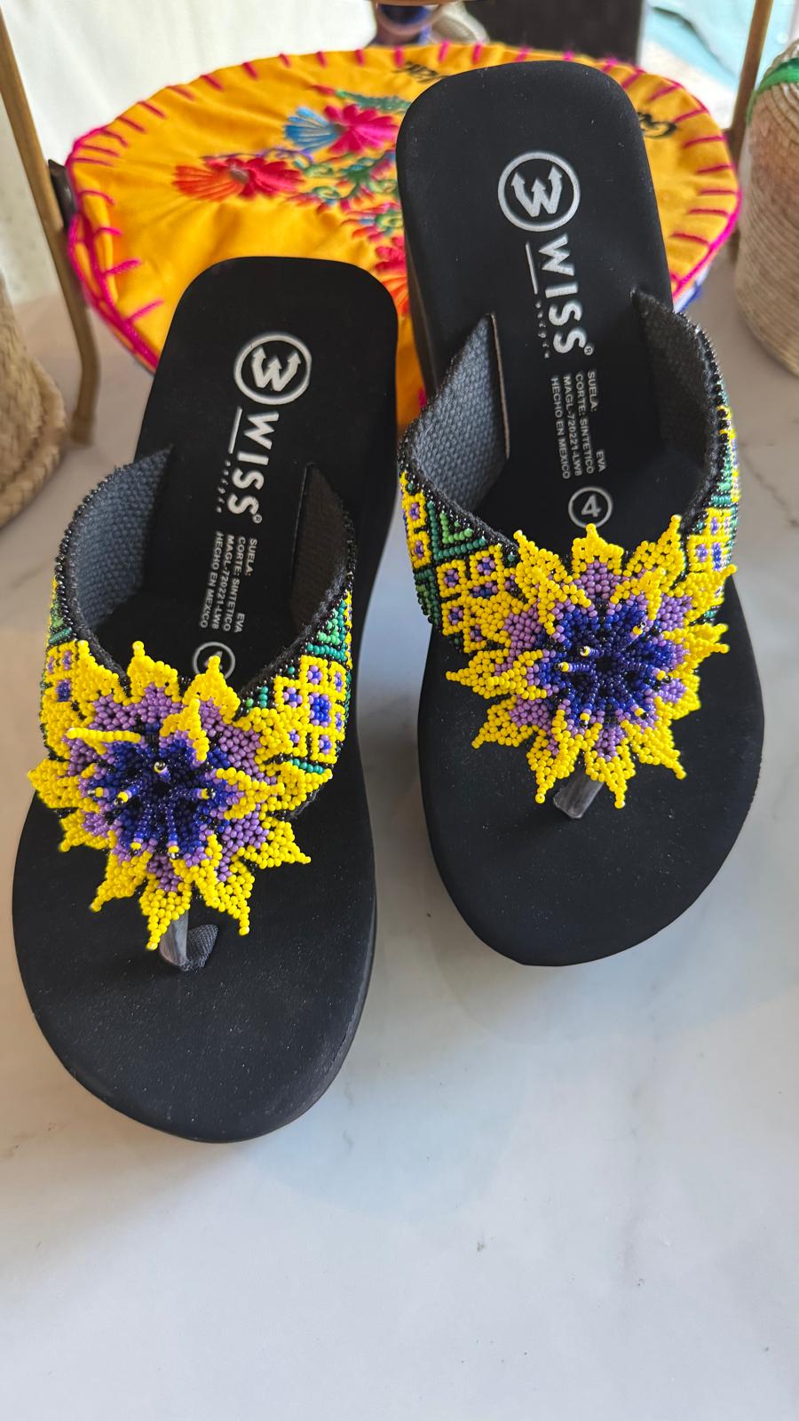 Sandalias de plataforma negras con flor de chaquira amarilla y azul en Florida 💛💙👡