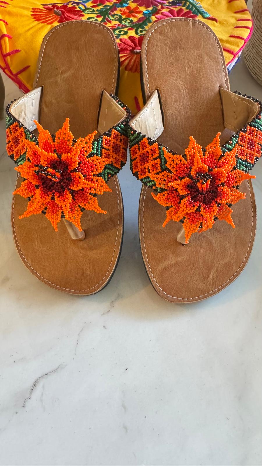 Sandalias con girasoles de chaquira amarillos 🌻🤎 – Inspiradas en la naturaleza, ideales para un look boho en Ocala, Orlando, Florida.