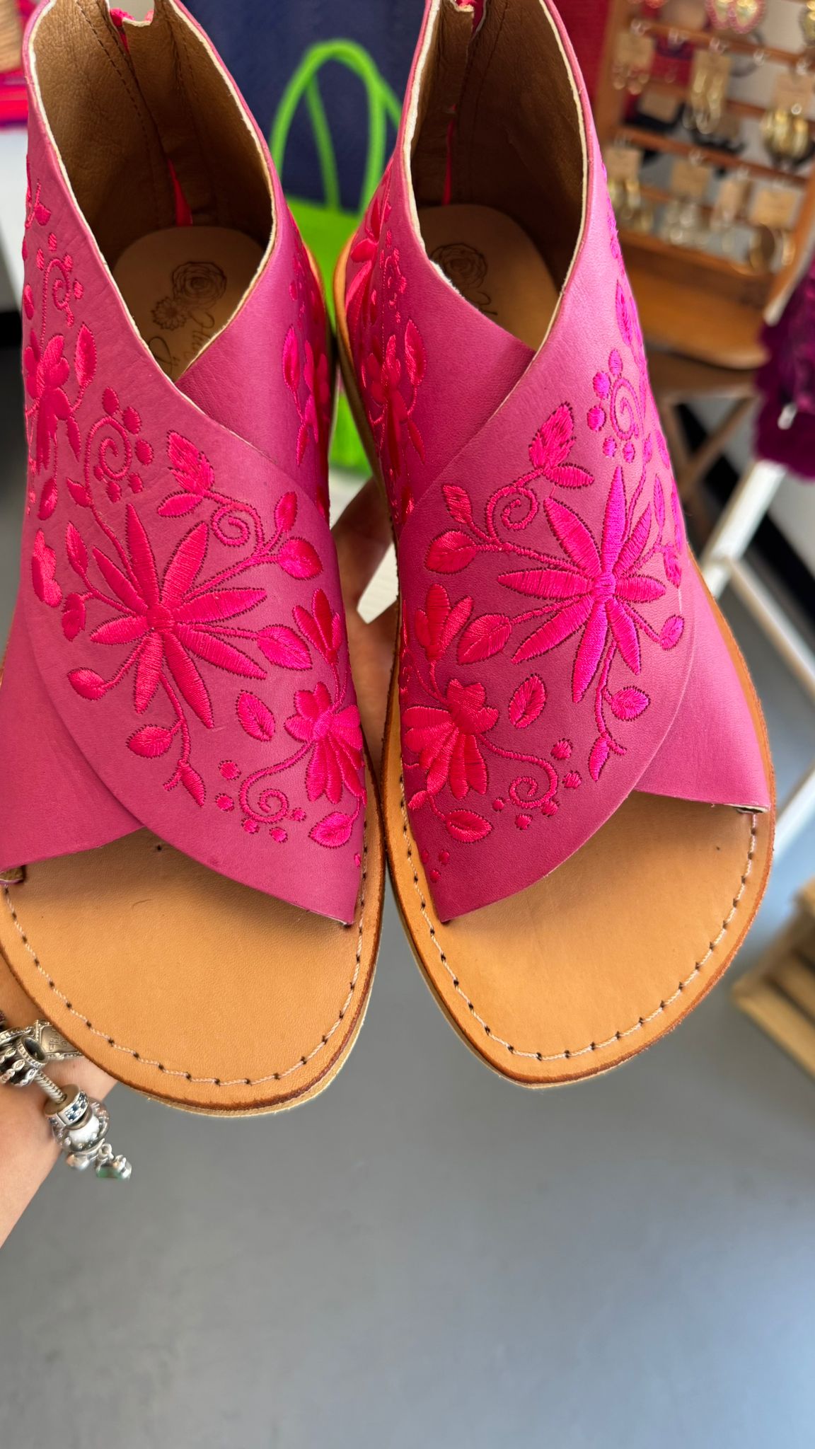 Huaraches bugambilia bordados