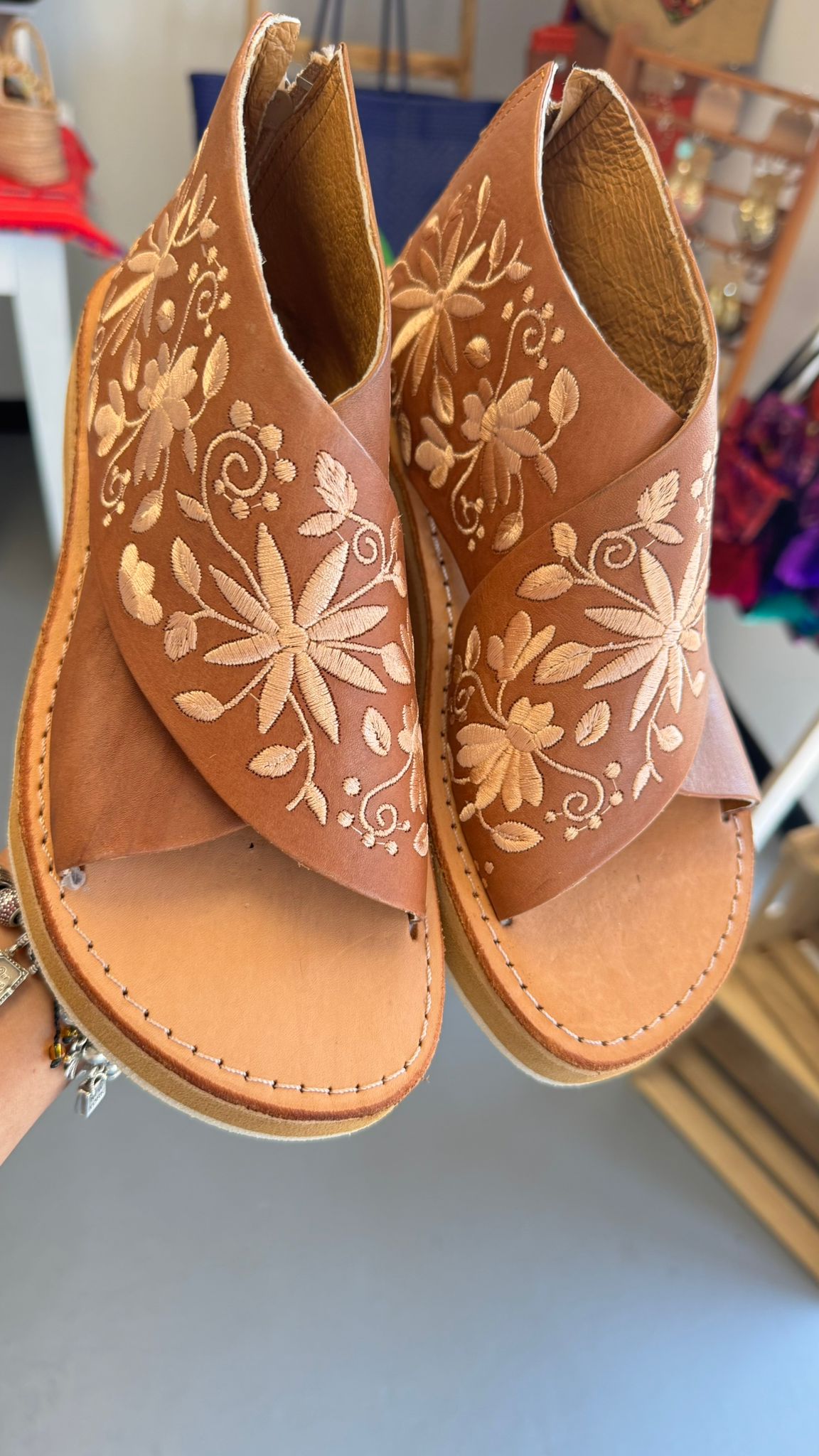 Sandalias color honey bordadas