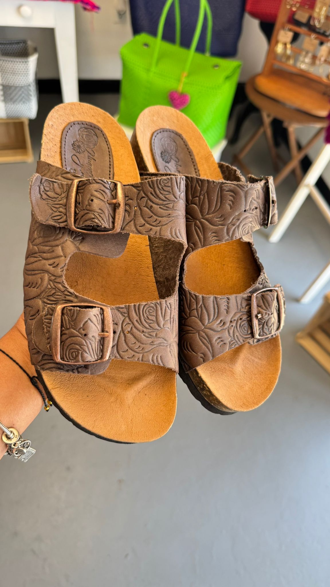 Diseño floral en piel marrón