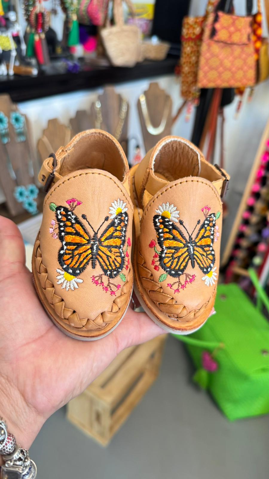 Huaraches con flores bordadas