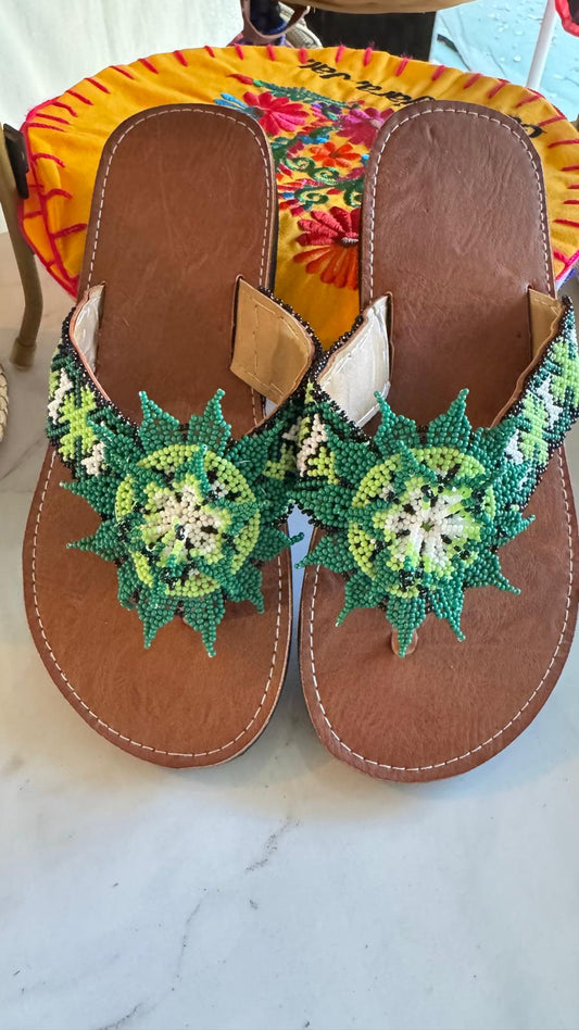 Sandalias de cuero con chaquira amarilla ☀️🧡 – Un toque de elegancia y color para cualquier ocasión en Ocala, Orlando, Florida.