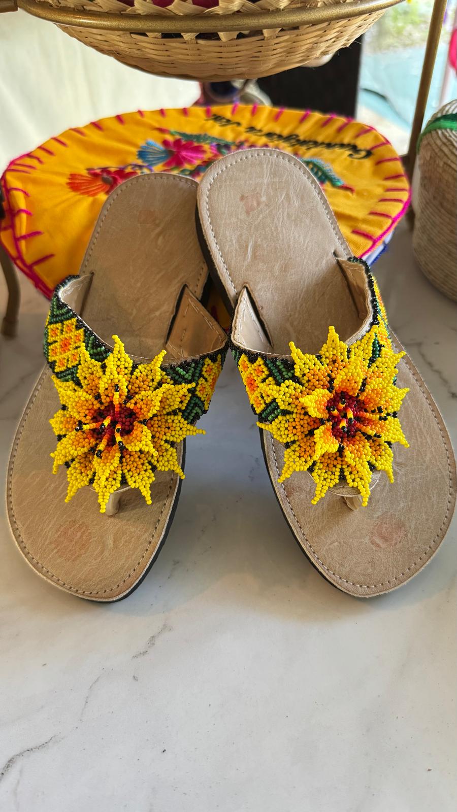 Sandalias con chaquira verde y blanco 🍃🌿 – Un diseño fresco y natural, hecho a mano para quienes aman la moda artesanal en Ocala, Orlando, Florida.