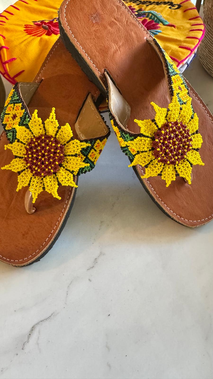  Sandalias de chaquira en tonos naranjas y rojos 🌞🔥 – Hechas a mano con detalles vibrantes, perfectas para cualquier ocasión en Ocala, Orlando, Florida.