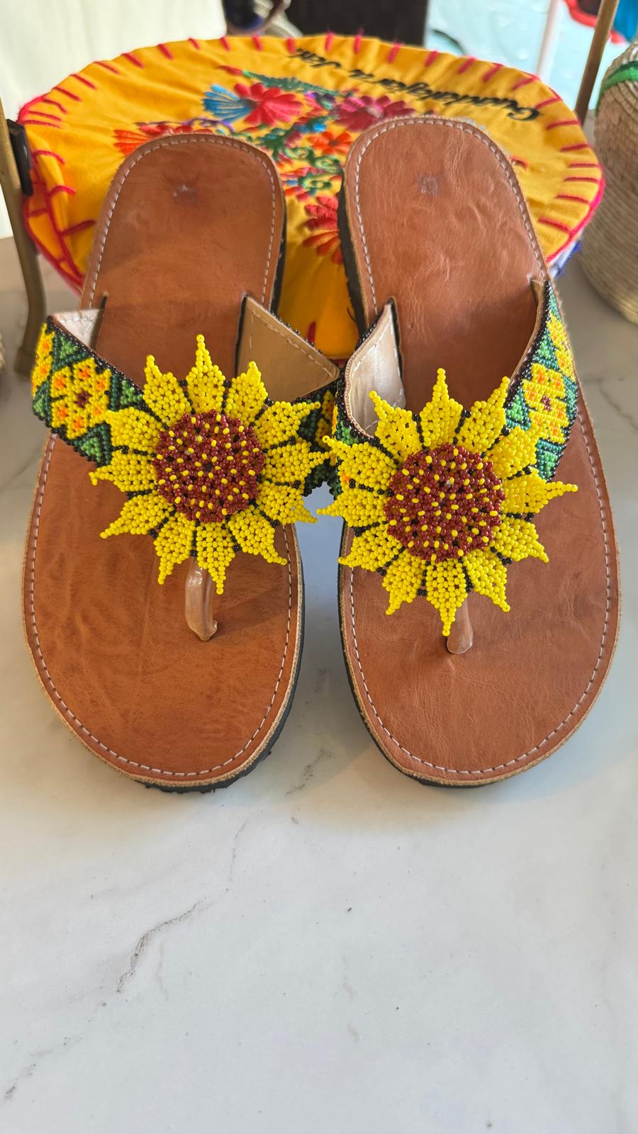 Sandalias artesanales con chaquira amarilla 🌻✨ – Diseño inspirado en girasoles, ideales para destacar en cualquier outfit en Ocala, Orlando, Florida.